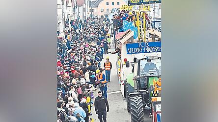 Damit Tausende Spaß haben können, braucht es Auflagen, wie etwa Wagenbegleiter in Warnwesten und mit Alkoholverbot. Auf deren Einhaltung wird in den Faschingshochburgen wie hier in Pilsting großer Wert gelegt. Damit Tausende Spaß haben können, braucht es Auflagen, wie etwa Wagenbegleiter in Warnwesten und mit Alkoholverbot. Auf deren Einhaltung wird in den Faschingshochburgen wie hier in Pilsting großer Wert gelegt.