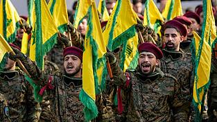 Hisbollah-Kämpfer bei einer früheren Beerdigung eines hochrangigen Hisbollah-Kommandeurs. (Archivbild) Hisbollah-Kämpfer bei einer früheren Beerdigung eines hochrangigen Hisbollah-Kommandeurs. (Archivbild)
