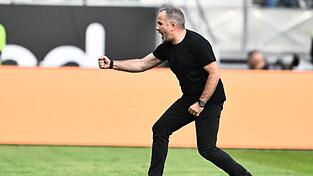 Trainer Manuel Baum hat den FC Augsburg erstmals an die Tabellenspitze der Fußball-Bundesliga geführt. Trainer Manuel Baum hat den FC Augsburg erstmals an die Tabellenspitze der Fußball-Bundesliga geführt.