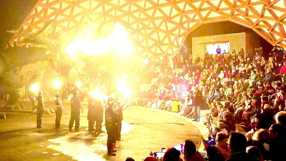 Eindrucksvolles Finale mit emotionaler Botschaft: Die Zuschauer in der ausverkauften Park-Arena bekamen eineinhalb Stunden lang einiges geboten. Eindrucksvolles Finale mit emotionaler Botschaft: Die Zuschauer in der ausverkauften Park-Arena bekamen eineinhalb Stunden lang einiges geboten.