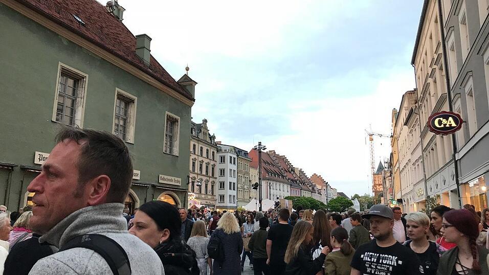 Der Straubinger Stadtplatz wird am Wochenende ganz in mittelalterliches Flair getaucht. Die schönsten Schnappschüsse haben wir für Sie zusammengestellt. Der Straubinger Stadtplatz wird am Wochenende ganz in mittelalterliches Flair getaucht. Die schönsten Schnappschüsse haben wir für Sie zusammengestellt.