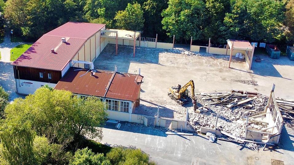 Bis auf den Toilettenbereich und Mauern war die Festhalle gestern Nachmittag bereits dem Erdboden gleich. Links die Schützenhalle.