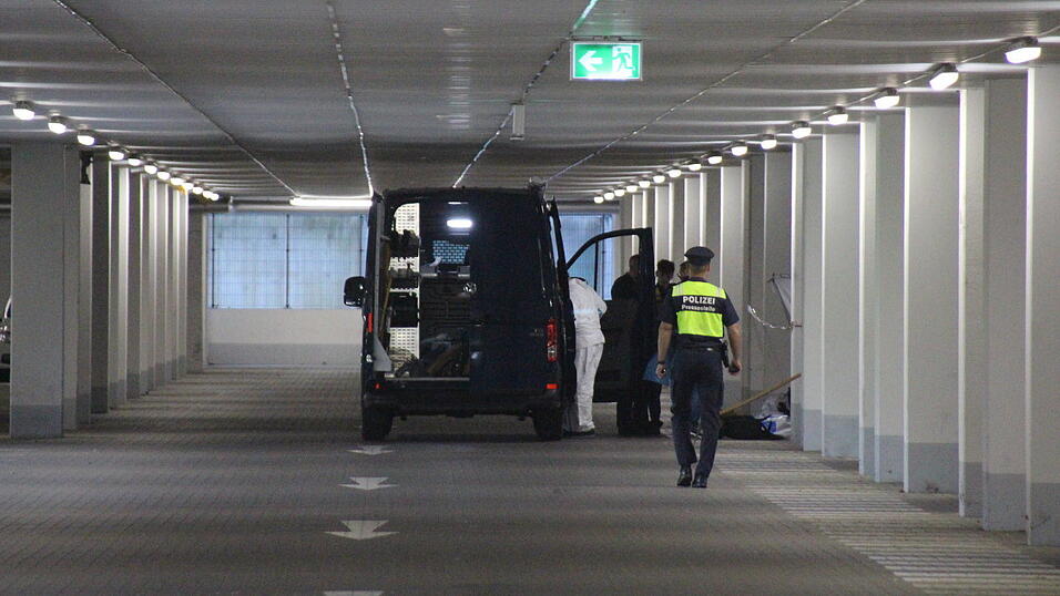 Die Polizei meldete am Samstag eine tote Frau in der Tiefgarage des Toom Baumarkts in Regensburg.