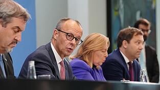 Finanzminister Lars Klingbeil, Arbeitsministerin Bärbel Bas, Bundeskanzler und CDU-Chef Friedrich Merz sowie der CSU-Vorsitzende Markus Söder (v. r.) zeigen sich zufrieden mit den Ergebnissen des Koalitionsausschusses.