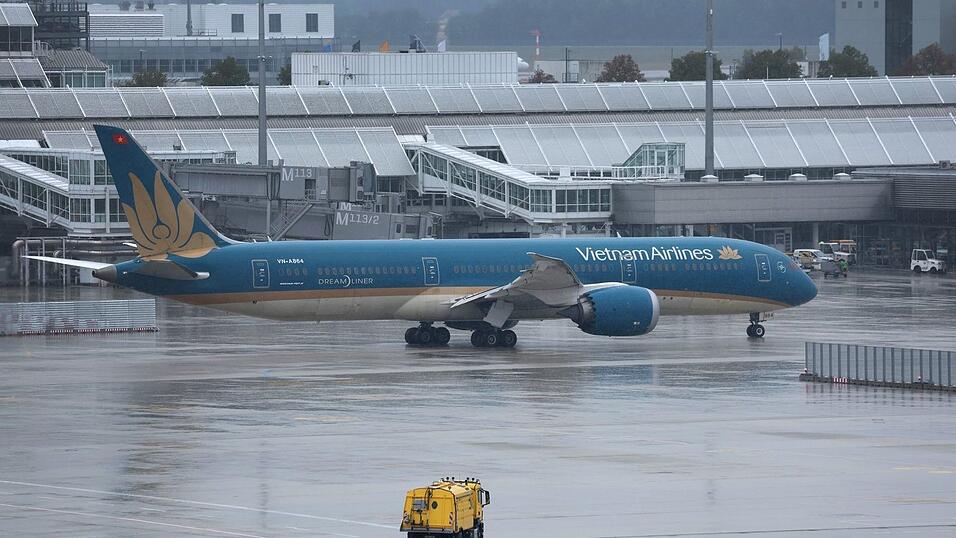 Die Passagiere der Vietnam Airlines müssen auf ihren Abflug warten. Die Passagiere der Vietnam Airlines müssen auf ihren Abflug warten.