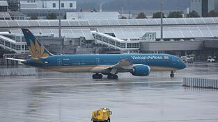 Die Passagiere der Vietnam Airlines müssen auf ihren Abflug warten. Die Passagiere der Vietnam Airlines müssen auf ihren Abflug warten.