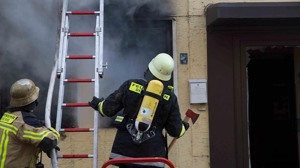 Inmitten dieses brennenden Hauses in der Griesgasse in Dingolfing entdeckte die Feuerwehr die Leiche.