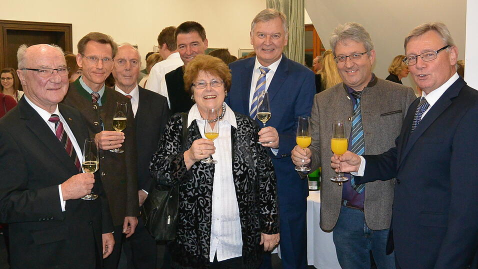 Feierstimmung im Rathaus: (v. l.) Franz Obermeier, Eugen Altmann, Adolf Widmann, Martin Bormann (Attenkirchen) Brigitte Niedermeier ( Attenkirchen), Max Riegler, Anton Geier (Haag) und Sebastian Mair (Wolfersdorf).