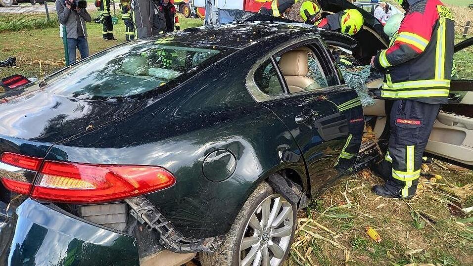 Vier junge Menschen wurden am Samstag bei einem Autounfall bei Ruhstorf (Kreis Passau) schwer verletzt.