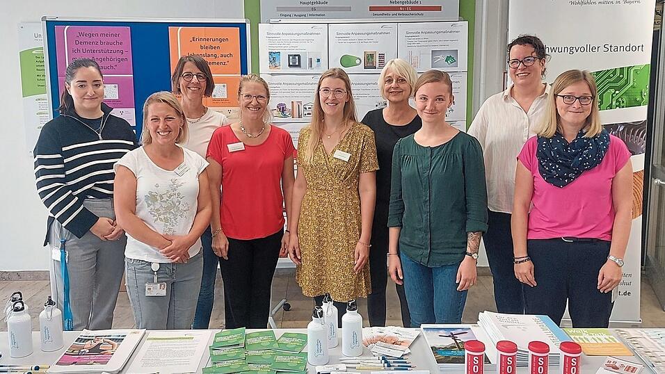 Ein gut aufgestelltes Netzwerk beim Thema Demenz: Geschäftsstellenleiterin der Gesundheitsregion Plus Eva Draeger (v.l.), Wohnraumberaterin Nadine Abramowski, Seniorenbeauftragte Elisabeth Strasser, Sandra Aschenbrenner und Johanna Birnkammer vom Pflegestützpunkt, Andrea Schöllhorn-Gaar und Verena Krauser von der Katholischen Jugendfürsorge, Gabriele Hans von der Betreuungsstelle und die Behindertenbeauftragte Linda Pilz. Ein gut aufgestelltes Netzwerk beim Thema Demenz: Geschäftsstellenleiterin der Gesundheitsregion Plus Eva Draeger (v.l.), Wohnraumberaterin Nadine Abramowski, Seniorenbeauftragte Elisabeth Strasser, Sandra Aschenbrenner und Johanna Birnkammer vom Pflegestützpunkt, Andrea Schöllhorn-Gaar und Verena Krauser von der Katholischen Jugendfürsorge, Gabriele Hans von der Betreuungsstelle und die Behindertenbeauftragte Linda Pilz.