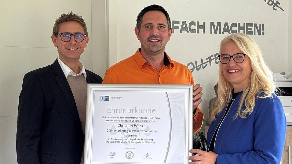 Christian Wenzl mit der IHK-Ehrenurkunde, die ihm vom stellvertretenden IHK-Gremiumsvorsitzende f&uuml;r den Landkreis Dingolfing-Landau, Andreas Mo&szlig;andl (l.) sowie von IHK-Regionalbetreuerin Alexandra Kohlh&auml;ufl &uuml;berreicht wurde.
