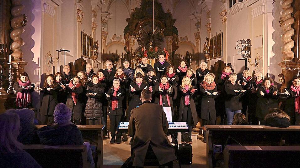 Der Popchor Ensemble Marcanto mit Pianist Hans Martin Gräbner begeisterte das Publikum am ersten Adventssonntag beim Konzert in der Pfarrkirche.