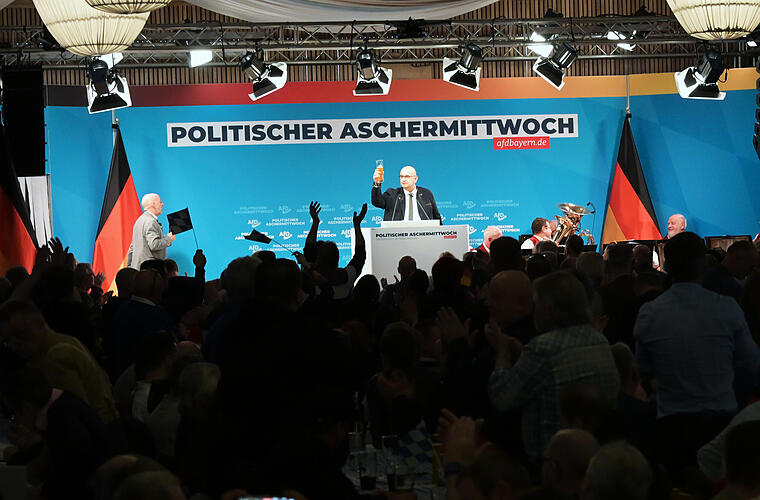 Stephan Protschka (AfD, hinten,M), MdB, spricht beim politischen Aschermittwoch der AfD Bayern. +++ dpa-Bildfunk +++