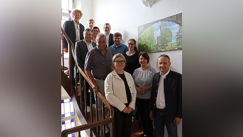 Die Mitglieder der Gemeinschaftsversammlung, von unten links: die Vorsitzenden Marion Macht und Josef Sch&uuml;tz, Ulrike Riedel-Waas, Harald Leiderer, Bettina Dums, Sigfried Lehner (Vertreter von Andreas M&uuml;hlbauer), Florian Eigenstetter, Stefanie Fuchs, Raphael Gritschmeier, Franz L&ouml;ffl und Rudolf Apfelbeck.