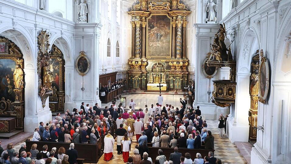 Voll besetzt waren die Sitzreihen bei der feierlichen Eröffnung der Jesuitenkirche St. Ignatius am Dienstagabend. Voll besetzt waren die Sitzreihen bei der feierlichen Eröffnung der Jesuitenkirche St. Ignatius am Dienstagabend.