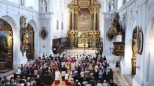 Voll besetzt waren die Sitzreihen bei der feierlichen Eröffnung der Jesuitenkirche St. Ignatius am Dienstagabend. Voll besetzt waren die Sitzreihen bei der feierlichen Eröffnung der Jesuitenkirche St. Ignatius am Dienstagabend.