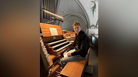 Nach jahrelangem Klavierspielen kann Uli Fendl die St&uuml;cke nun teilweise auf die Orgel umm&uuml;nzen.