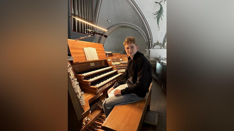 Nach jahrelangem Klavierspielen kann Uli Fendl die Stücke nun teilweise auf die Orgel ummünzen. Nach jahrelangem Klavierspielen kann Uli Fendl die Stücke nun teilweise auf die Orgel ummünzen.