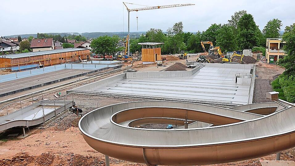 Diesen Anblick aufs Rodinger Freibad werden ab dem Fr&uuml;hjahr 2025 alle haben, die an der Rutsche Schlange stehen. Die beiden Rutschen sind bereits fest verbaut, das Nichtschwimmerbecken schon mit Edelstahl ausgekleidet.