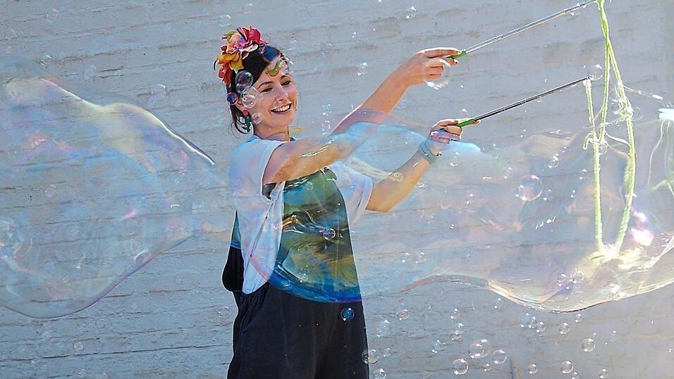 Ronja Sonnenschein sorgte an der Friedenskirche für viele Riesenseifenblasen. Ronja Sonnenschein sorgte an der Friedenskirche für viele Riesenseifenblasen.