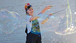 Ronja Sonnenschein sorgte an der Friedenskirche für viele Riesenseifenblasen. Ronja Sonnenschein sorgte an der Friedenskirche für viele Riesenseifenblasen.