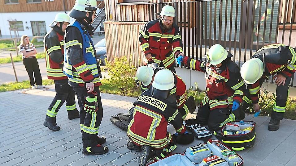 Ausgebildete Sanit&auml;ter versorgten die Verletzten.
