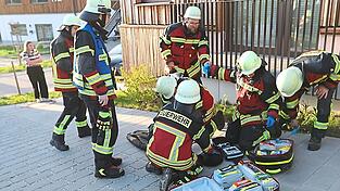 Ausgebildete Sanit&auml;ter versorgten die Verletzten.