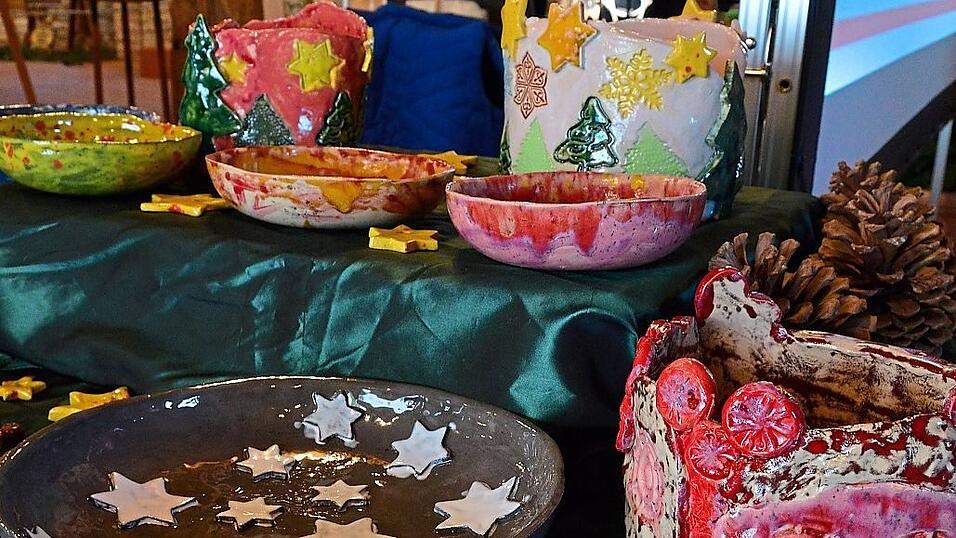 Bunte Schalen und andere T&ouml;pferarbeiten aus dem Anneliese-Schweinberger-Haus.