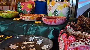 Bunte Schalen und andere Töpferarbeiten aus dem Anneliese-Schweinberger-Haus. Bunte Schalen und andere Töpferarbeiten aus dem Anneliese-Schweinberger-Haus.