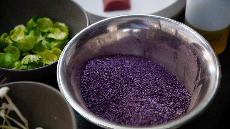 Lucki Maurer, Koch im Stoi in Rattenberg, empfiehlt Rehrücken mit Maronen-Mispel-Püree, Blaukraut-Gel, Blaukraut-Jus und Crumble. Lucki Maurer, Koch im Stoi in Rattenberg, empfiehlt Rehrücken mit Maronen-Mispel-Püree, Blaukraut-Gel, Blaukraut-Jus und Crumble.