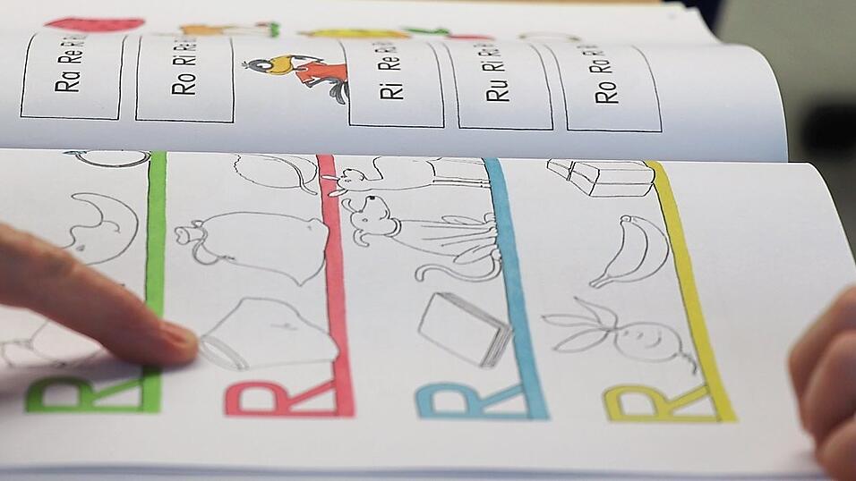 R wie Rock: Die Abbildungen, deren Wort mit einem 'R' beginnt, sollten die Kinder erkennen. Dann durften sie diese ausmalen. R wie Rock: Die Abbildungen, deren Wort mit einem 'R' beginnt, sollten die Kinder erkennen. Dann durften sie diese ausmalen.