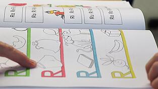 R wie Rock: Die Abbildungen, deren Wort mit einem 'R' beginnt, sollten die Kinder erkennen. Dann durften sie diese ausmalen.