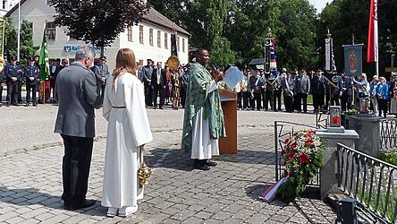 Am Kriegerdenkmal wurde der gefallenen und vermissten Kameraden gedacht.