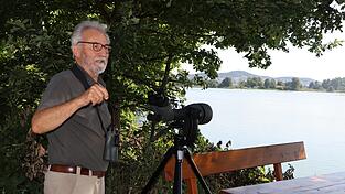 Peter Zach ist mit seinem Spektiv am Rötelseeweiher unterwegs.