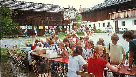 Alte Aufnahmen aus dem Kinderdorf im Museum verstr&ouml;men den Flair der 1980er-Jahre.