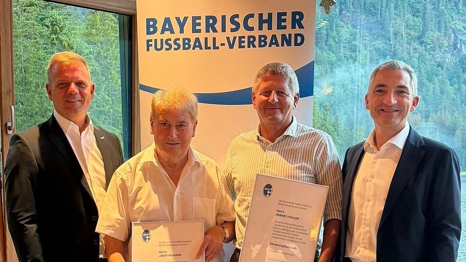 Die BFV-Ehrenmitglieder Josef Heckner (2.v.l.) und Robert Fischer (2.v.r.) mit den Laudatoren Harald Haase (l.) und Landrat Dr. Ronny Raith.