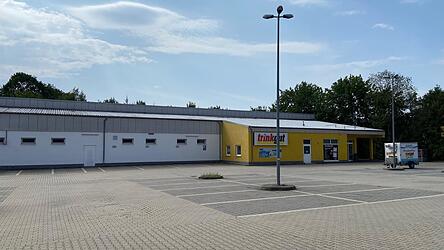Auf diesem Grundst&uuml;ck an der Lehmgasse, auf dem sich aktuell ein Getr&auml;nkemarkt befindet, plant ein Investor den Bau eines Wohnkomplexes, der Platz f&uuml;r 35 Wohnungen bieten soll.