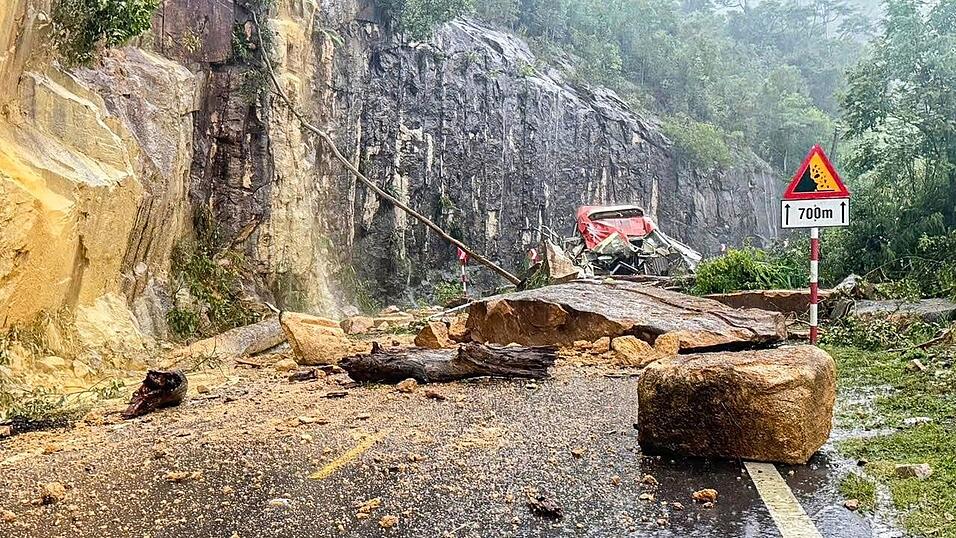 Schwere Felsbrocken und Gestein waren auf den Bus gestürzt. Schwere Felsbrocken und Gestein waren auf den Bus gestürzt.