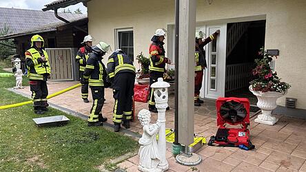 Mit Druckl&uuml;ftern wurde der Brandrauch aus dem von dem Feuer besch&auml;digten Wohnbereich geblasen.