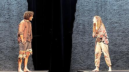 Birk und Ronja zanken sich an der Schlucht &bdquo;H&ouml;llenschlund&ldquo;. Sp&auml;ter freunden sich die Kinder der R&auml;uber-Hauptm&auml;nner an.