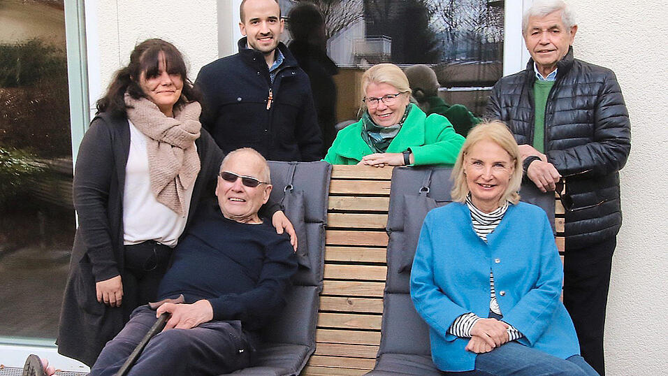 Bewohner Rudolf Ahorner (links auf der Liege) nutzt die Liege, um sich nach Gymnastikübungen zu erholen. Mit auf dem Foto (v.l.): Einrichtungsleiterin Nicole Wiesmüller, Nicolas Scheidler, Christa Primbs, Anna Zink und Gerhard Dräxmaier bei der Übergabe der Liege im Wert von rund 1.000 Euro. Bewohner Rudolf Ahorner (links auf der Liege) nutzt die Liege, um sich nach Gymnastikübungen zu erholen. Mit auf dem Foto (v.l.): Einrichtungsleiterin Nicole Wiesmüller, Nicolas Scheidler, Christa Primbs, Anna Zink und Gerhard Dräxmaier bei der Übergabe der Liege im Wert von rund 1.000 Euro.
