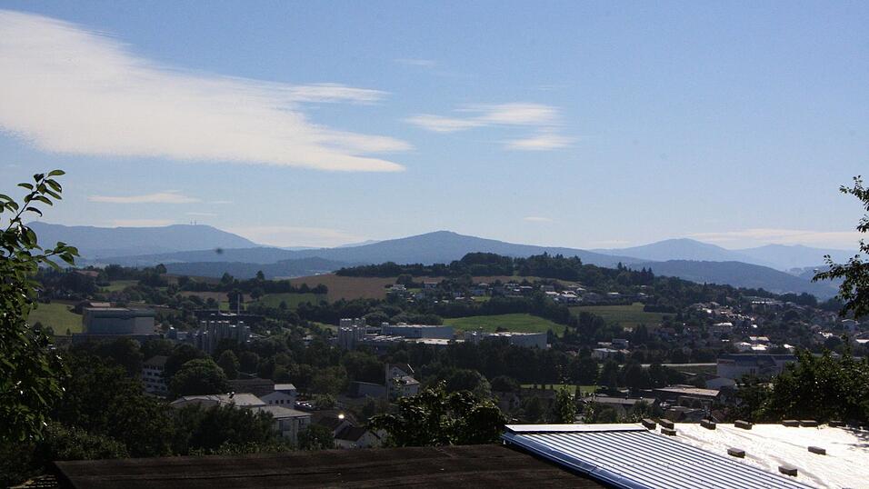 Der Blick &uuml;ber den Chamer Osten lohnt sich. Zu sehen sind Hohenbogen, ein St&uuml;ck vom Osser-Gipfel, Haidstein, Kaitersberg sowie Gro&szlig;er und Kleiner Arber.
