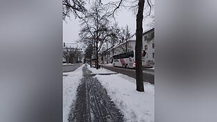 Auch die Busunternehmen hatten mit den widrigen Witterungsverhältnissen zu kämpfen. Auch die Busunternehmen hatten mit den widrigen Witterungsverhältnissen zu kämpfen.