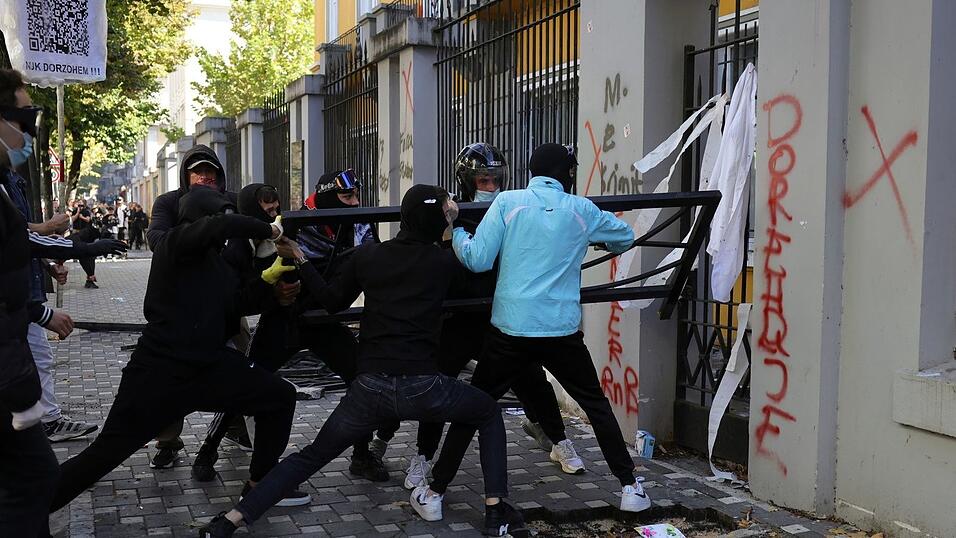 Vermummte Demonstranten versuchten, ein Tor am Bildungsministerium zu durchbrechen. (Archivbild) Vermummte Demonstranten versuchten, ein Tor am Bildungsministerium zu durchbrechen. (Archivbild)