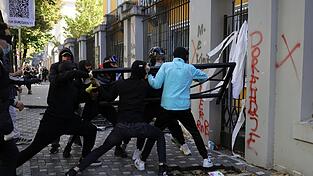 Vermummte Demonstranten versuchten, ein Tor am Bildungsministerium zu durchbrechen. (Archivbild) Vermummte Demonstranten versuchten, ein Tor am Bildungsministerium zu durchbrechen. (Archivbild)
