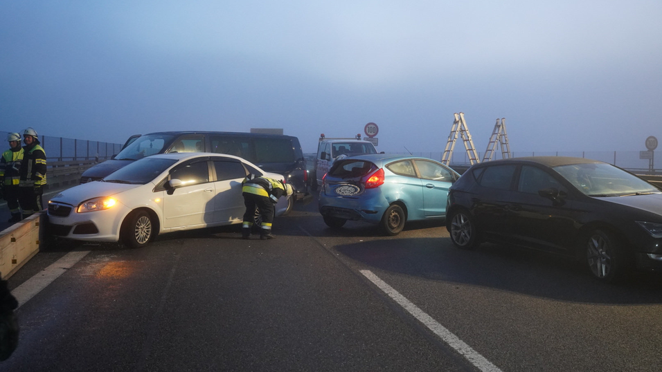 Auf der A3 bei Sinzing sind am Montagmorgen mehrere Fahrzeuge aufgrund der Glätte zusammengestoßen. Dabei wurden insgesamt 20 Menschen verletzt.  Auf der A3 bei Sinzing sind am Montagmorgen mehrere Fahrzeuge aufgrund der Glätte zusammengestoßen. Dabei wurden insgesamt 20 Menschen verletzt.