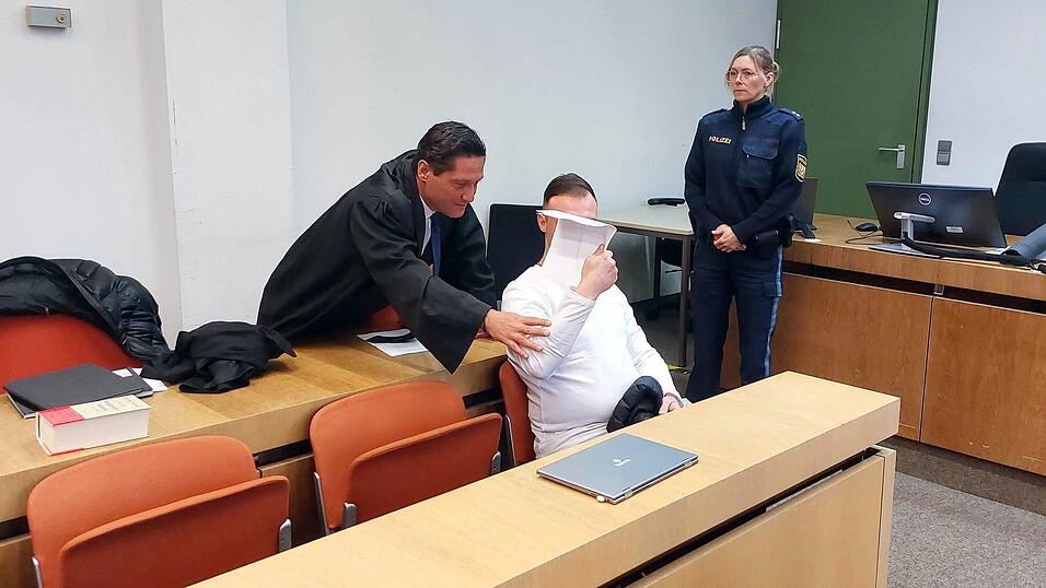 Der Angeklagte äußerte sich zunächst nicht zu den Vorwürfen. Der Angeklagte äußerte sich zunächst nicht zu den Vorwürfen.