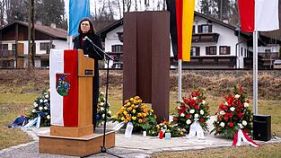 Landtagspr&auml;sidentin Ilse Aigner erinnert an das Zugungl&uuml;ck von Bad Aibing vor zehn Jahren.
