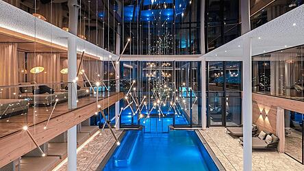 Der mehrst&ouml;ckige Wellness-Tempel im Hotel Tonihof in Langdorf mit Innen- und Au&szlig;enbereich, einer Spiegeldecke und Nischen.