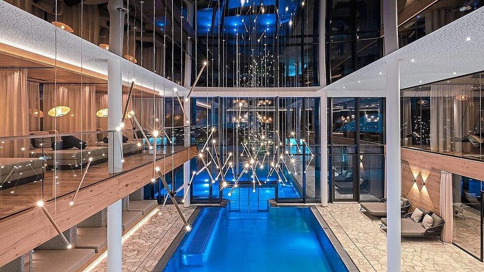 Der mehrst&ouml;ckige Wellness-Tempel im Hotel Tonihof in Langdorf mit Innen- und Au&szlig;enbereich, einer Spiegeldecke und Nischen.